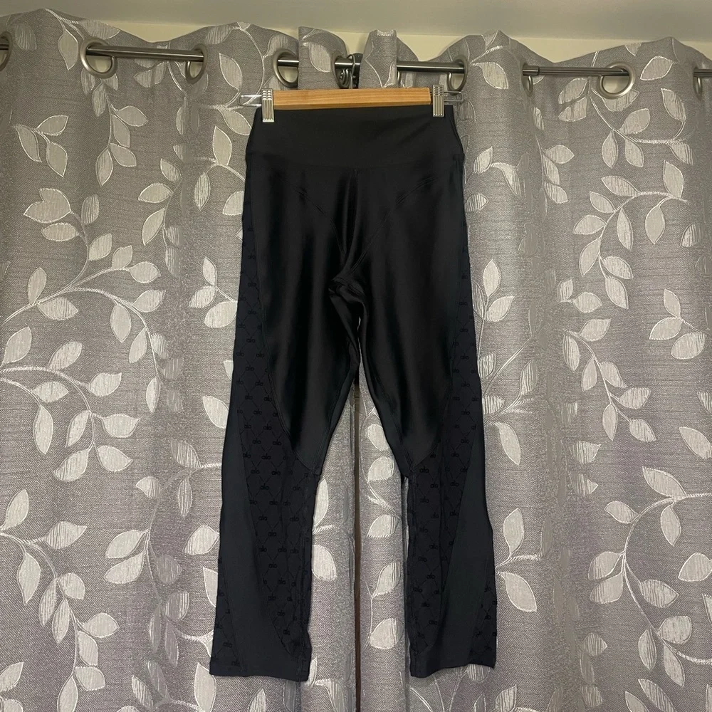 ALO Yoga SET Airlift Mesh Bra and High-Waist Celeste Capri Set